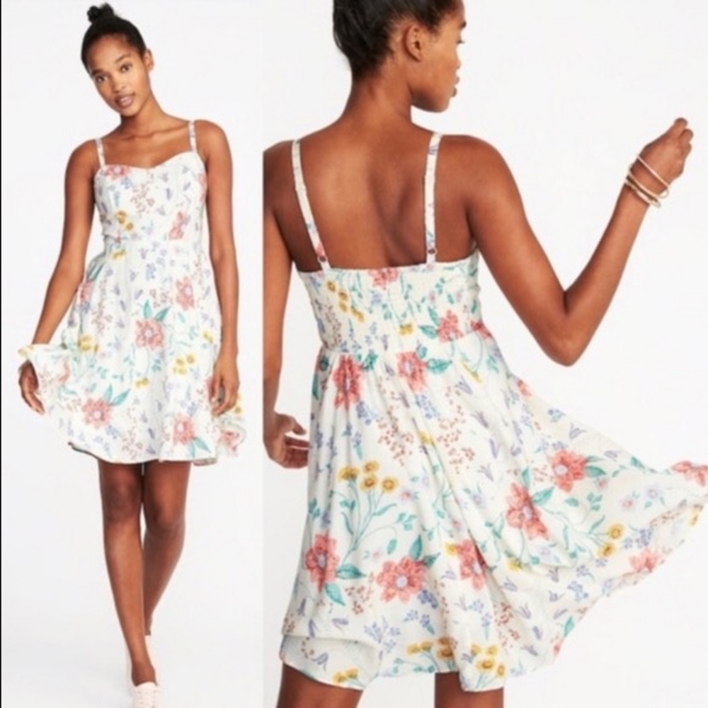 Great condition size medium Old Navy Cami Dress in white/pink floral print.